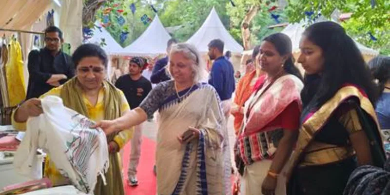 Giriraj Singh Visits ‘Indie Haat 2026’ at National Crafts Museum Ahead of Bharat Tex 2026